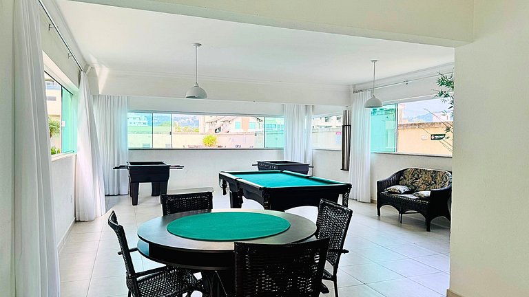 Apartamento com 2 quartos em prédio com piscina