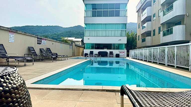 Apartamento com 2 quartos em prédio com piscina