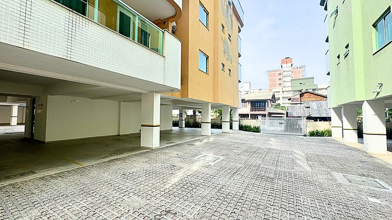 Apartamento com 2 quartos em prédio com piscina