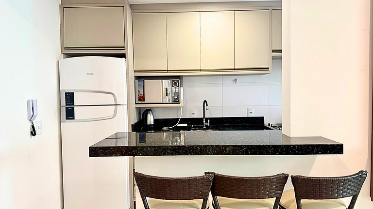 Apartamento com 2 quartos em prédio com piscina