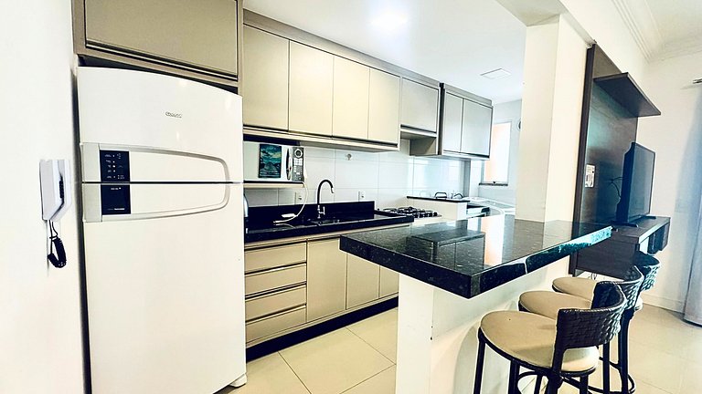 Apartamento com 2 quartos em prédio com piscina
