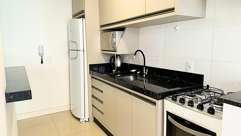 Apartamento com 2 quartos em prédio com piscina