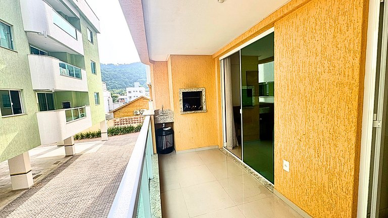 Apartamento com 2 quartos em prédio com piscina