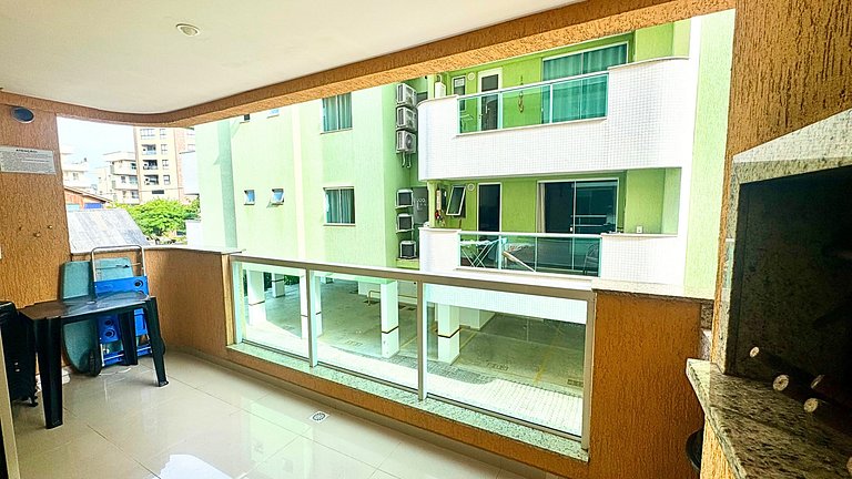 Apartamento com 2 quartos em prédio com piscina