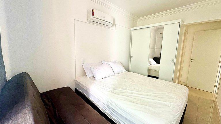 Apartamento com 2 quartos em prédio com piscina
