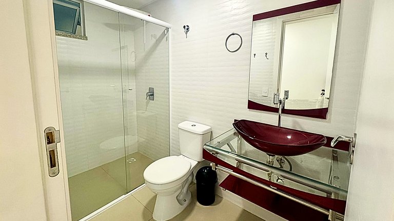 Apartamento com 2 quartos em prédio com piscina
