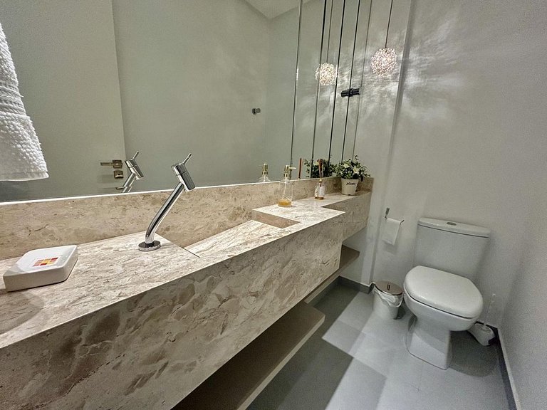 Apartamento com 2 suítes a 130 metros da praia