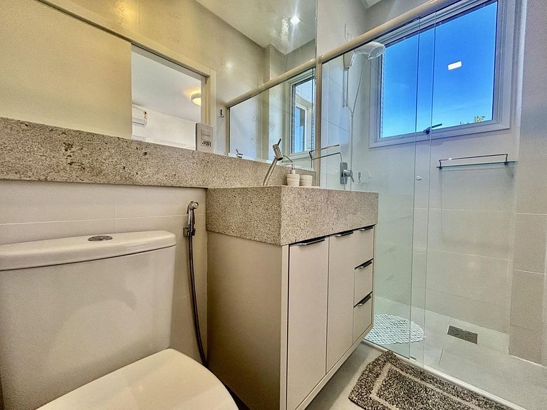 Apartamento com 2 suítes a 130 metros da praia
