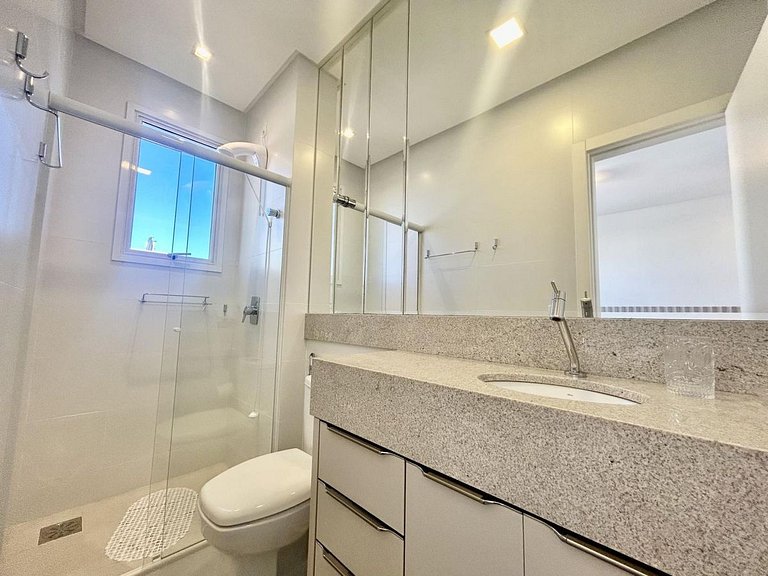 Apartamento com 2 suítes a 130 metros da praia