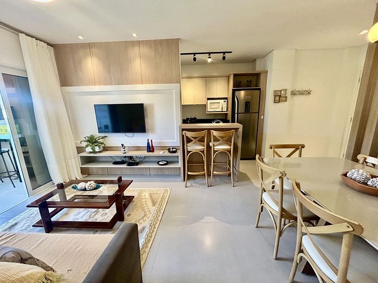 Apartamento com 2 suítes a 130 metros da praia
