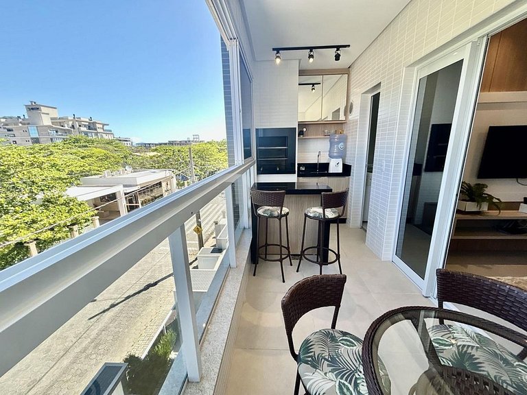 Apartamento com 2 suítes a 130 metros da praia