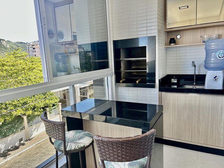 Apartamento com 2 suítes a 130 metros da praia